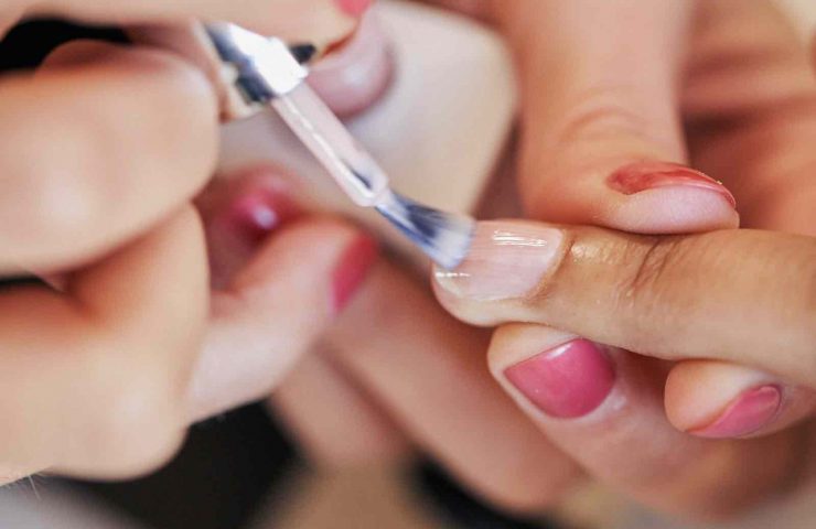 Pose de vernis : pieds et mains, prix et technique à Paris