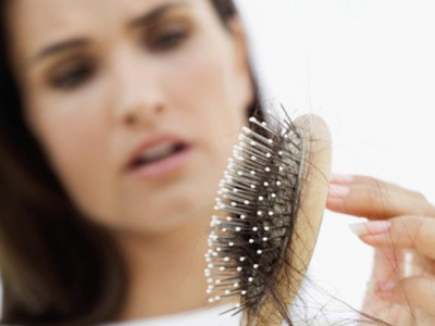 Pourquoi je perds (plus) mes cheveux à l’automne ?